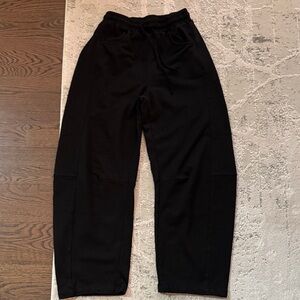 Woman’s black barrel pants